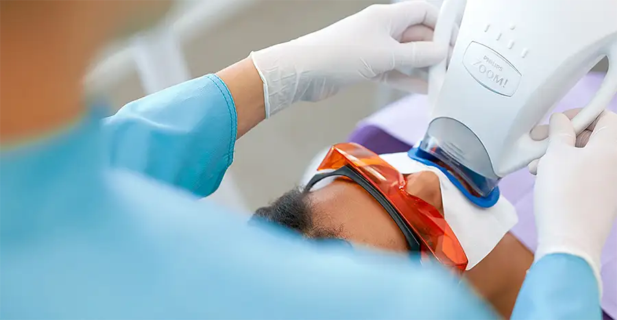 Paciente realizando un blanqueamiento dental