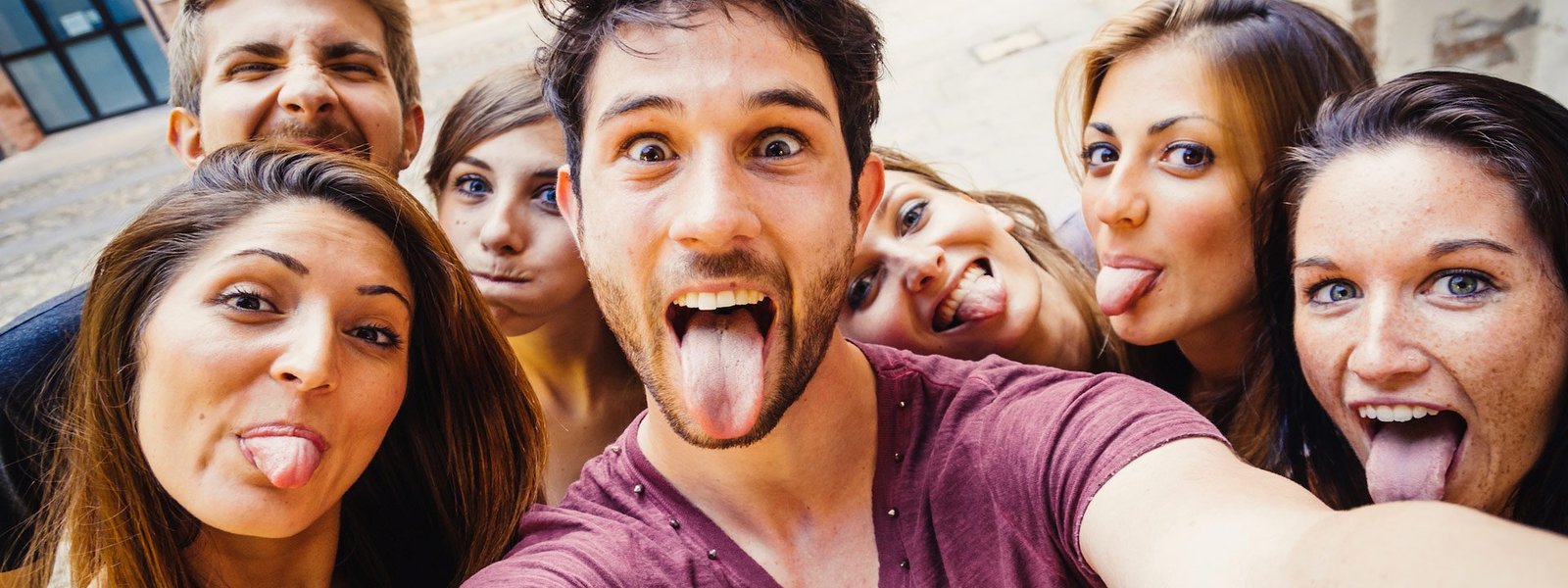 Amigos sacando la lengua para la foto
